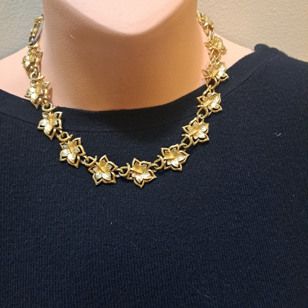 Vintage Signed Coro statement maple leaf gold toned necklace 16 inch